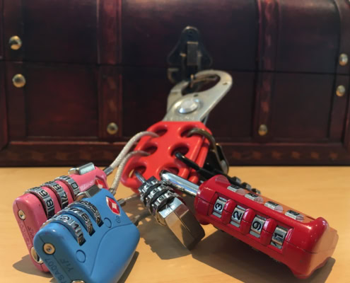 Viele Vorhängeschlösser verschließen eine Truhe. So entsteht der BreakoutEdu / Escape Room im Klassenzimmer.