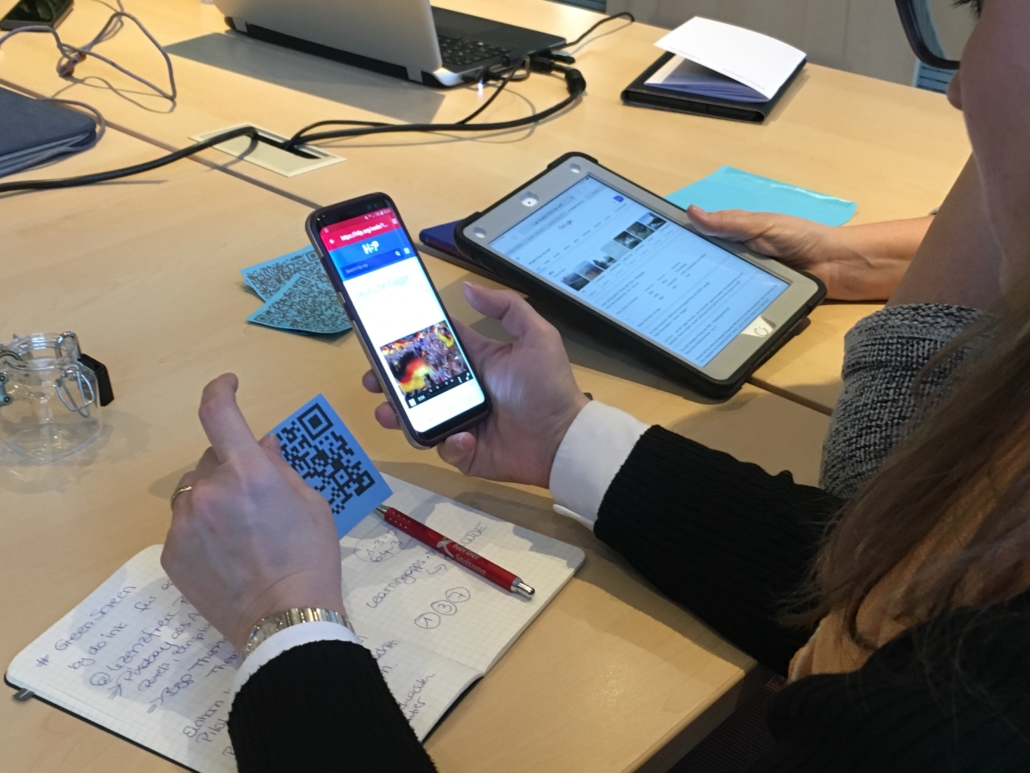 Mit ihrem Handy und einem QR-Code versucht eine Teilnehmerin des Digital Summit das Rätsel zu lösen.