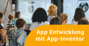 Schüler stehen vor einem Monitor, App ist im Hintergrund zu erkennen