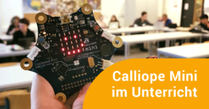 Calliope Mini, im Hintergrund programmieren Schüler