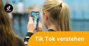 Ein Mädchen verwendet die Tik Tok App