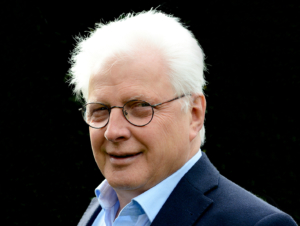 Porträtfoto Peter Daschner, im Anzug und mit Brille