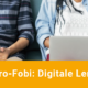 Kinder arbeiten an einem Tablet und einem Laptop, darüber der Text: Mikro-Fobi: Digitale Lernpfade