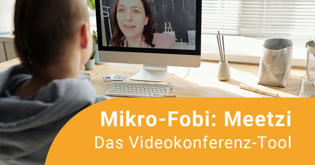 Kind schaut auf PC, telefoniert per Video mit einer Frau