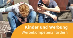 Zwei Jungen schauen auf ihre Smartphones