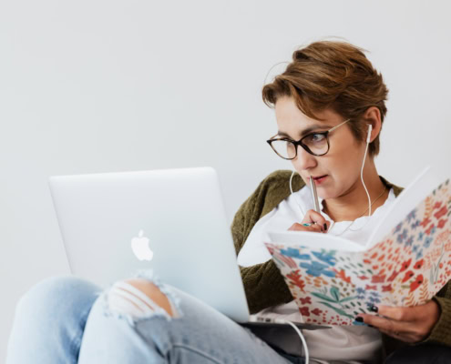 Frau absolviert Online-Fortbildung