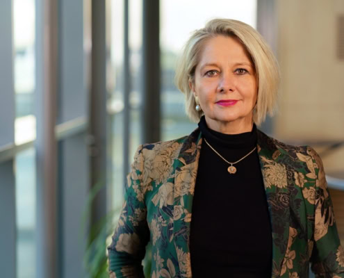 Abbildung von Prof. Pellert, Frau mit blonden Haaren blickt in die Kamera