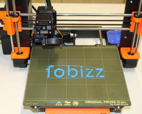 Das fobizz-Logo wird von einem 3D-Drucker gedruckt.