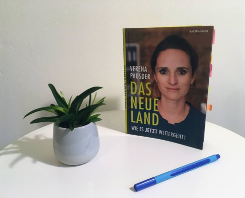 Buch "Das Neue Land" von Verena Pausder steht auf Tisch