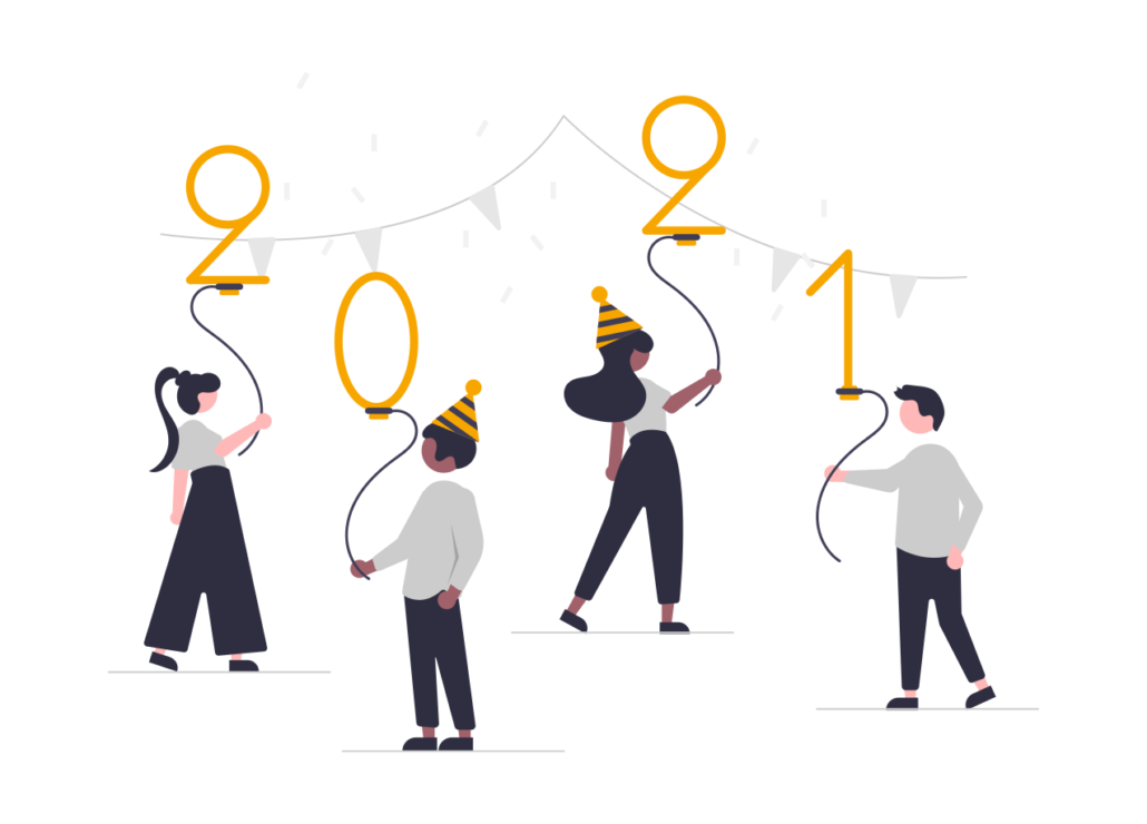 Vier Menschen halten einen Luftballon in der Hand und feiern das neue Jahr 2021.