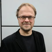 Porträtfoto von Jöran Muuß-Merholz