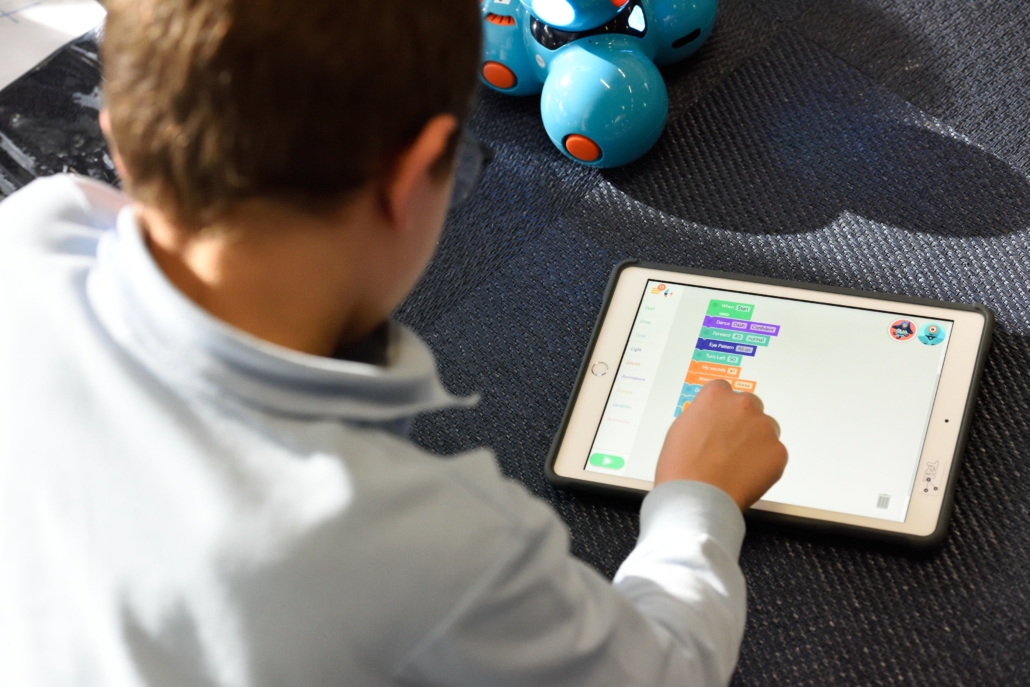 Kind programmiert auf iPad