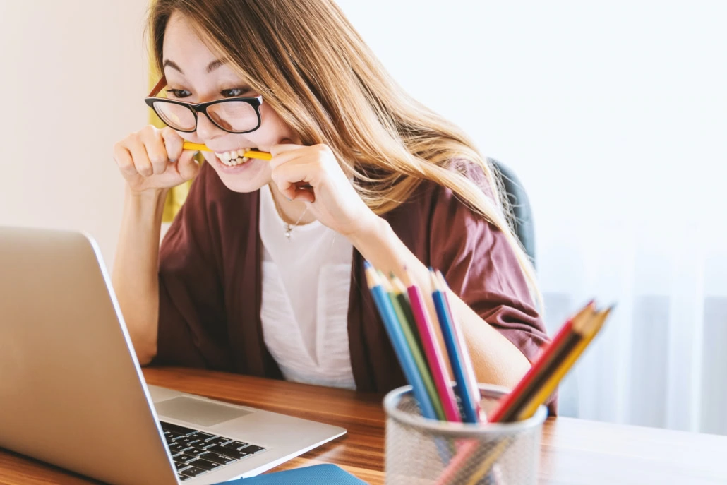 Schülerin sitzt vor digitalem Test