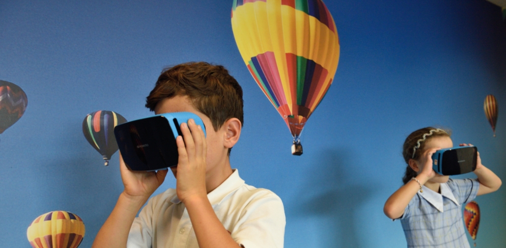 Kinder nutzen AR und VR Elemente