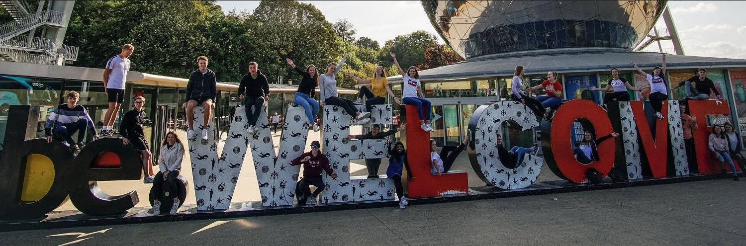 Schüler*innen des Dionysianums auf einem Welcome-Schild