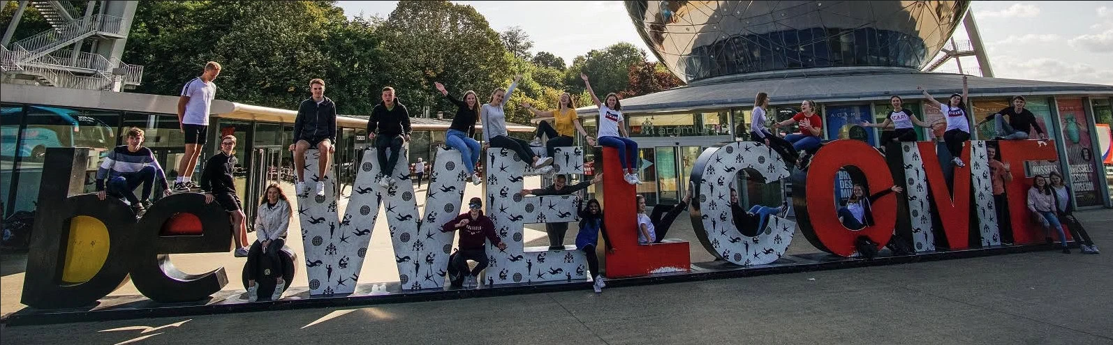 Schüler*innen des Dionysianums auf einem Welcome-Schild