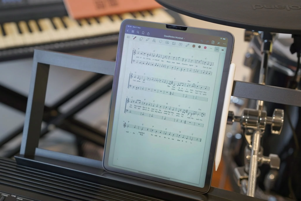 iPad auf Notenständer, das einen Notensatz zeigt.
