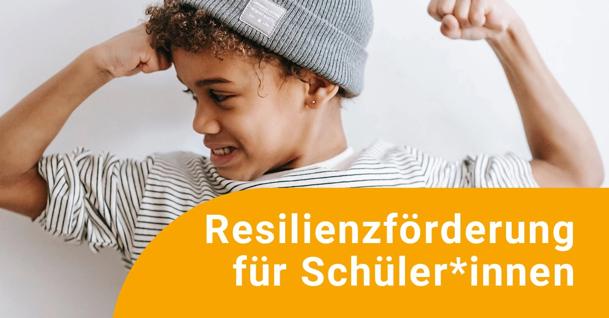 Zu sehen ist ein Kind, das eine starke Armbewegung macht, als Sinnbild für Resilienzförderung.