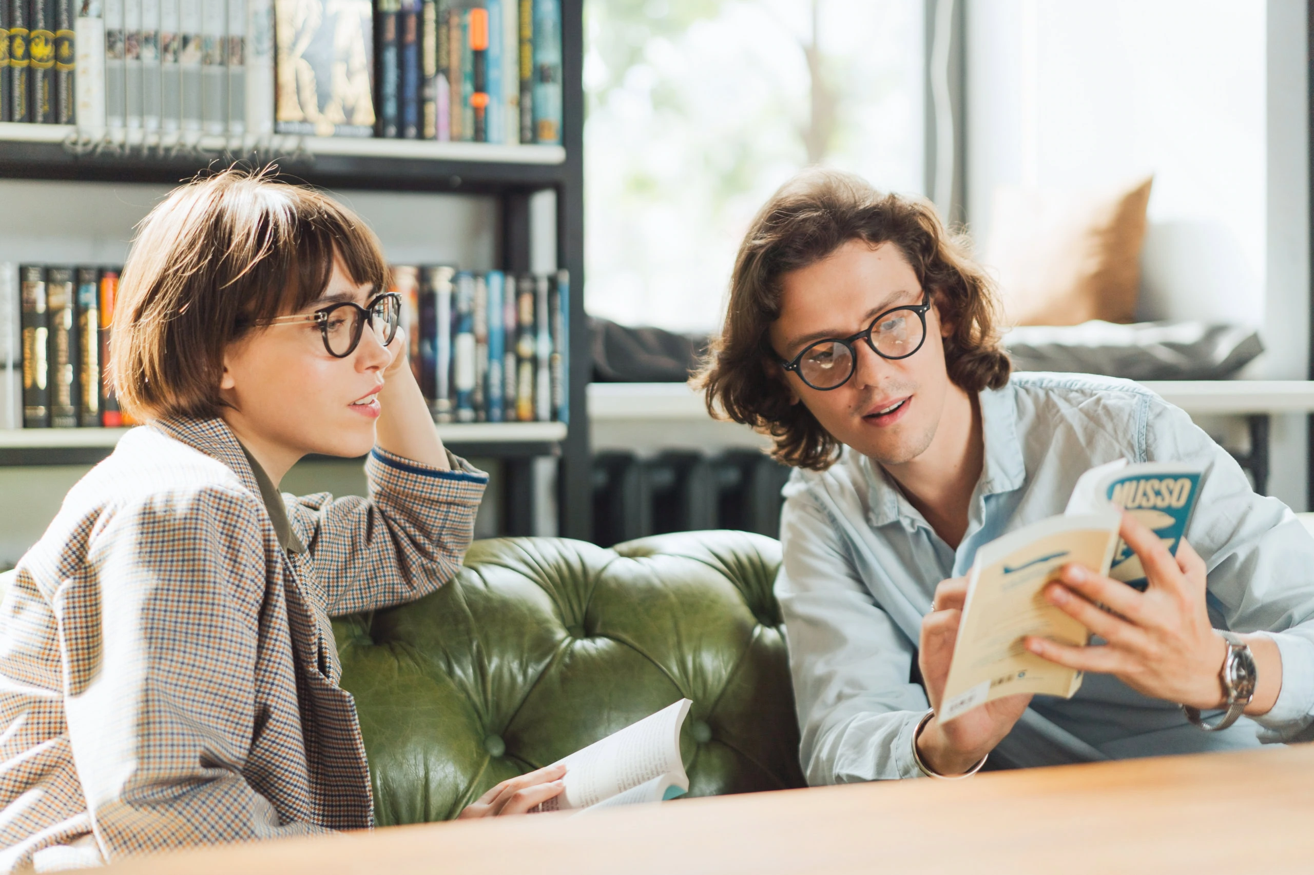 Zwei Personen lernen eine Fremdsprache, indem sie Bücher lesen