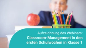 Schüler, der hinter einem Schreibtisch sitzt. Auf dem Tisch stehen Schulbücher, Stifte und ein Apfel.