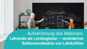 Lehrer, der gemeinsam mit einem Schüler an der Tafel steht