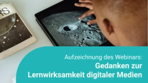 Schüler, der auf einem iPad ein Bild ansieht.