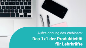 Ein Laptop, ein Smartphone und Notizzettel liegen auf einem Tisch.