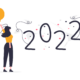 Die Zahlen 2022 mit einer Frau, mit einem Luftballon in der Hand