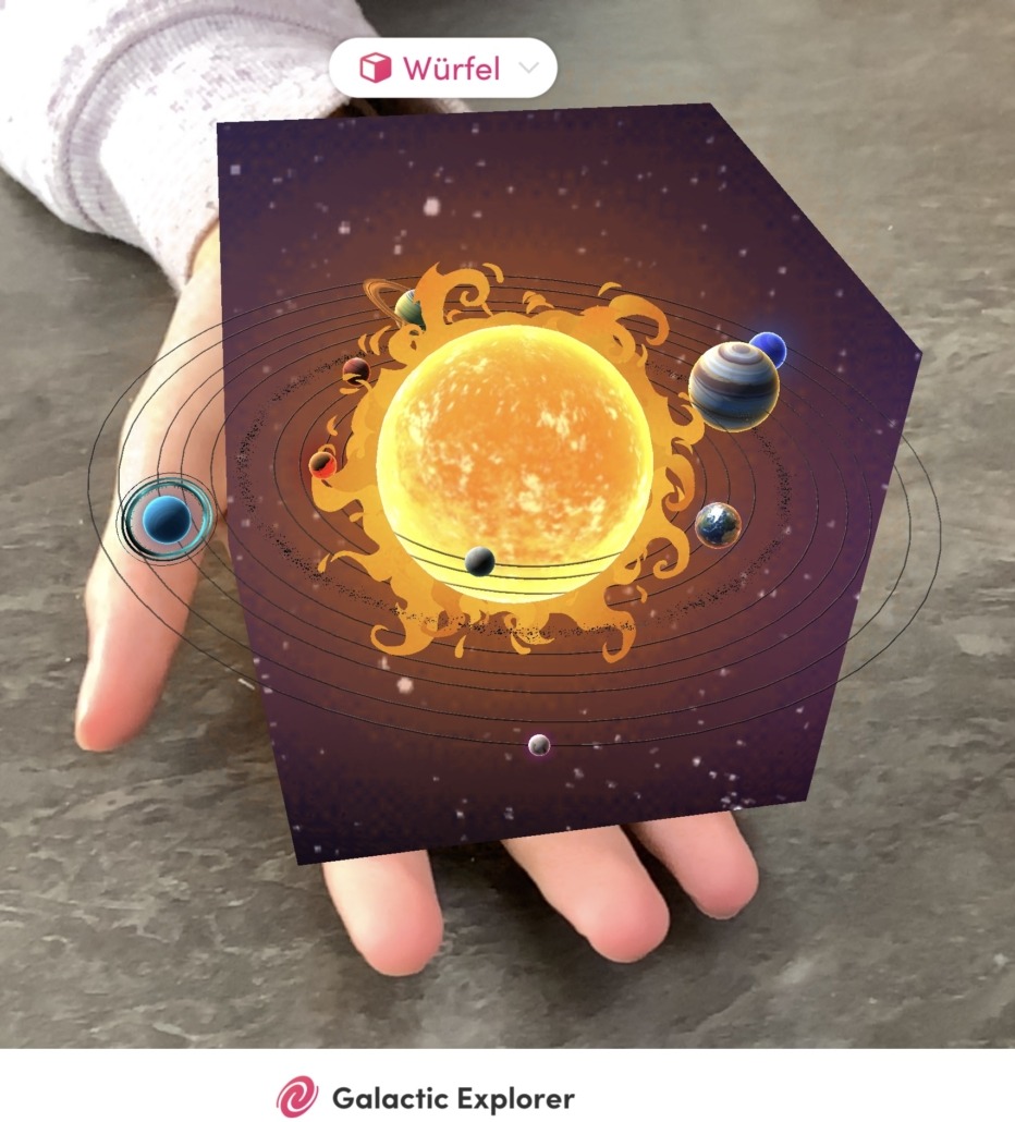 Merge Cube in Hand mit Planeten-Projektion
