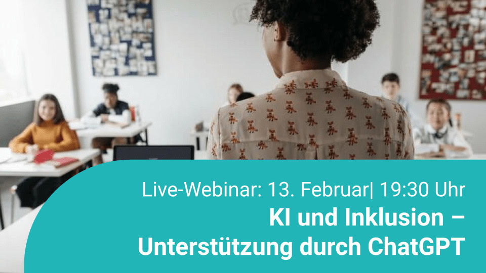 Frau, die vor einer Klasse steht.