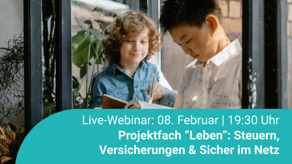 Zwei Schüler, die gemeinsam ein Buch lesen.