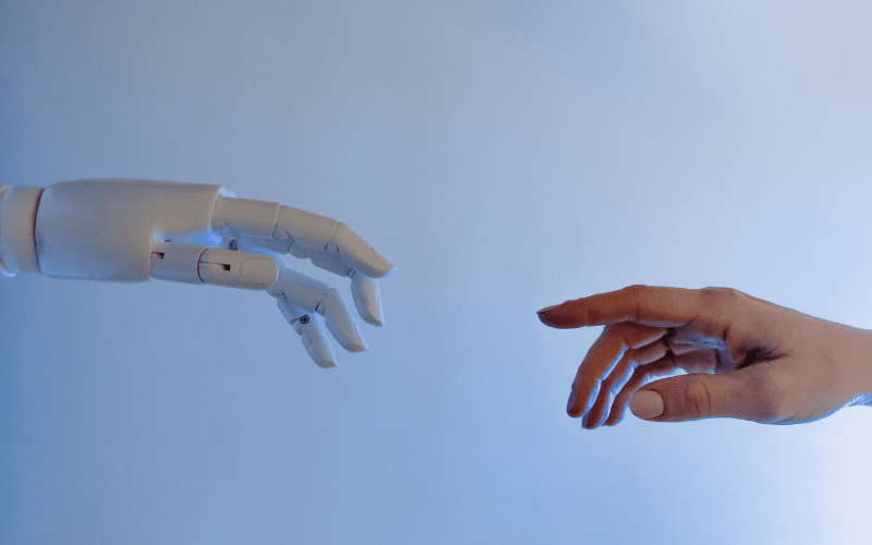 Bild einer Roboterhand und einer menschlichen Hand, die sich berühren