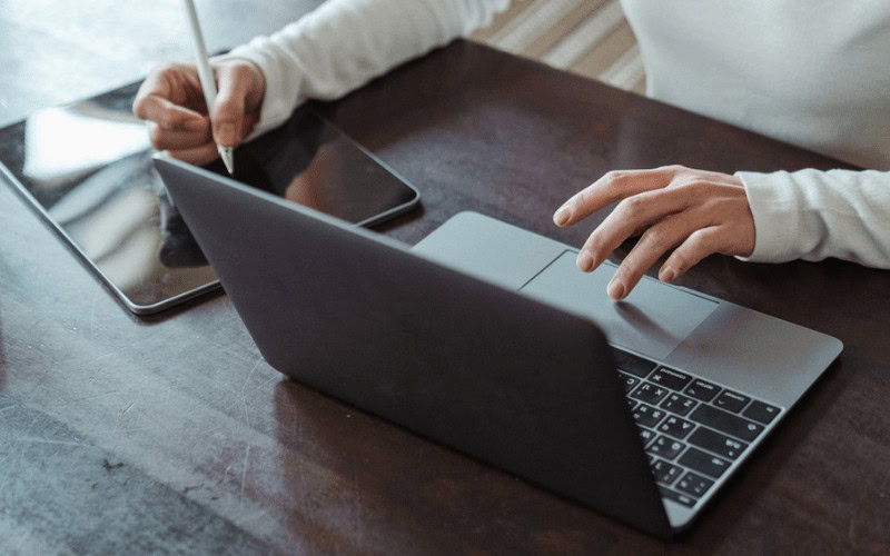 Vorschaubild der Zusatzqualifikation Medienbildung für Lehrkräfte: Frau arbeitet an Laptop und Tablet