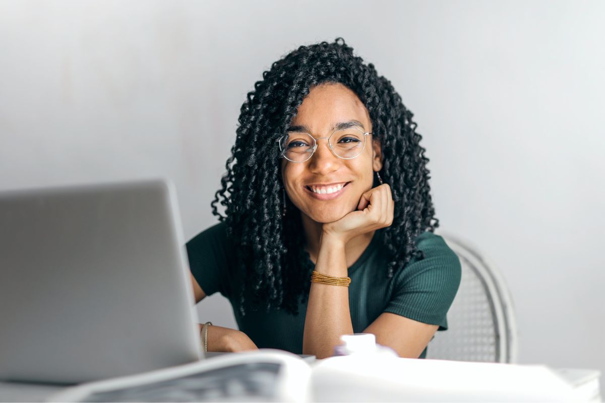 Frau vor Laptop