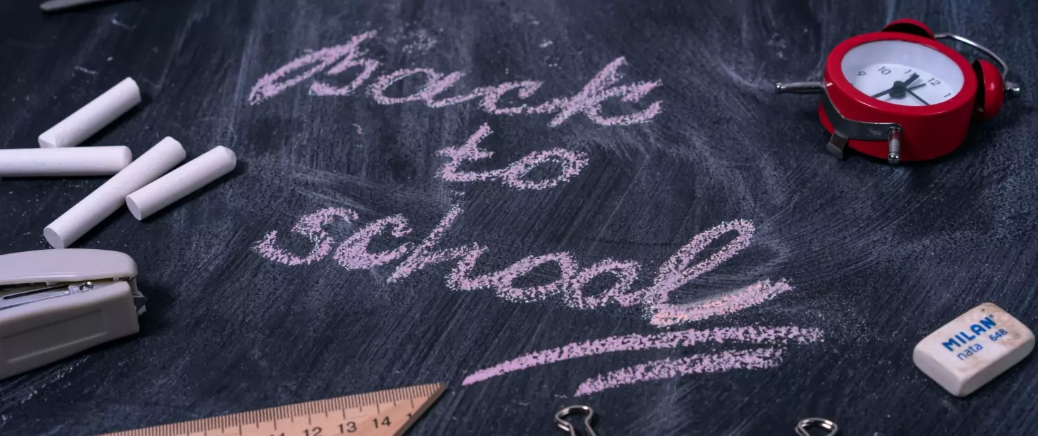 Tafel mit dem Schriftzug "Back to School"