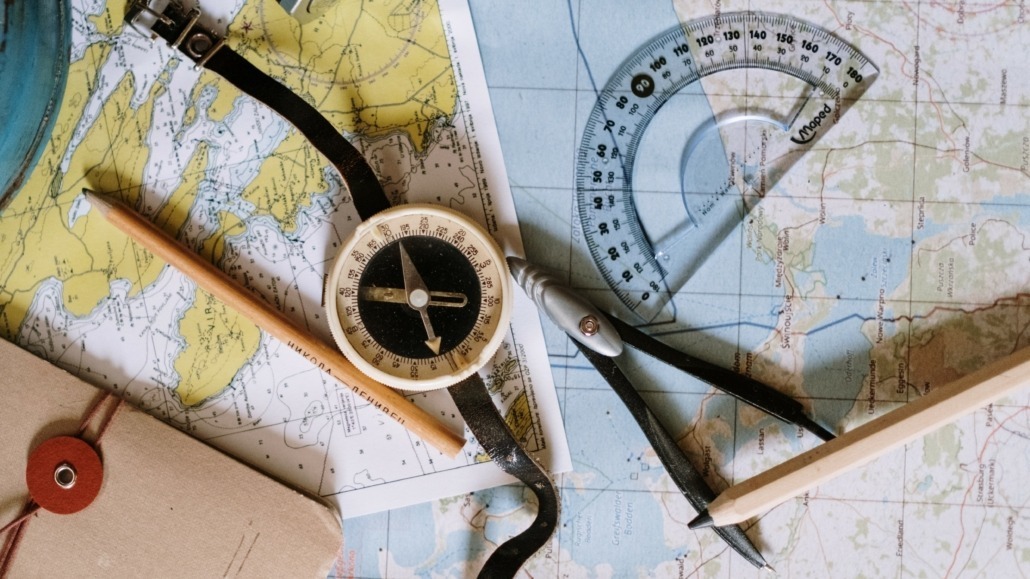 Bild einer Landkarte und einem Kompass