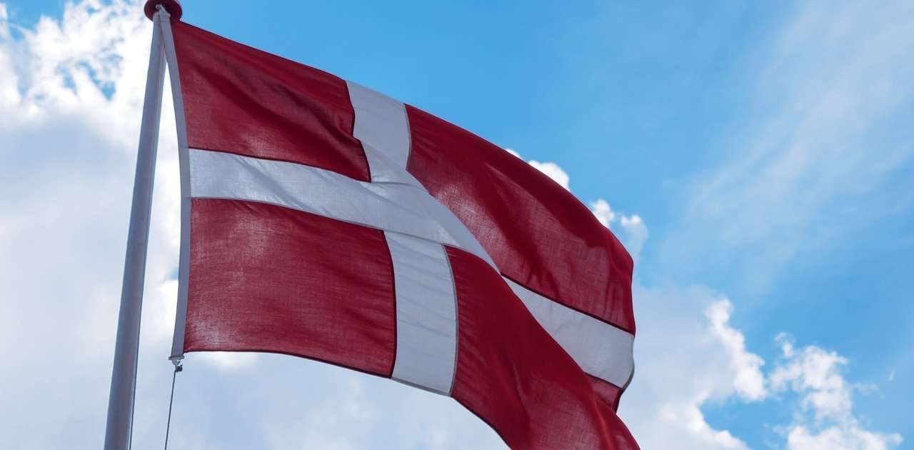 Bild einer dänischen Flagge vor einem blauen Himmel