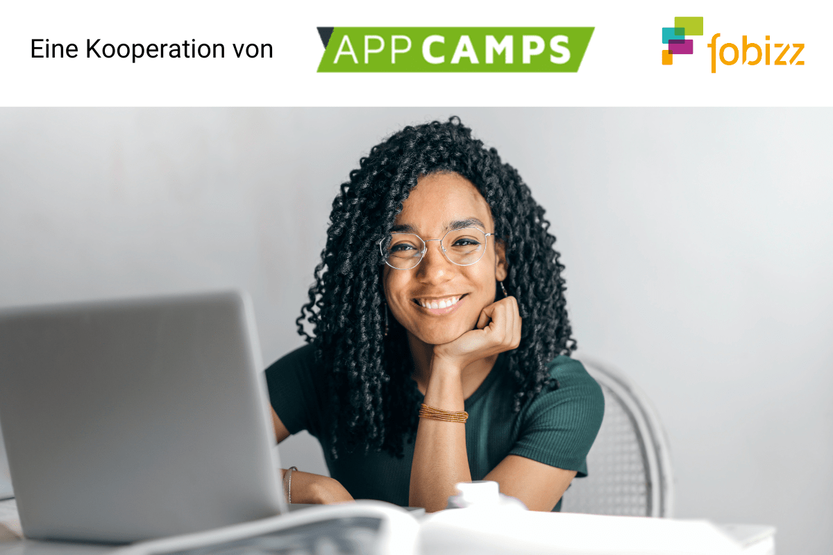Frau vor Laptop, Text "Eine Kooperation von AppCamps und fobizz"