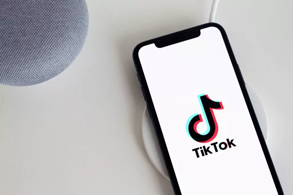 Ein Smartphone mit dem TikTok Symbol