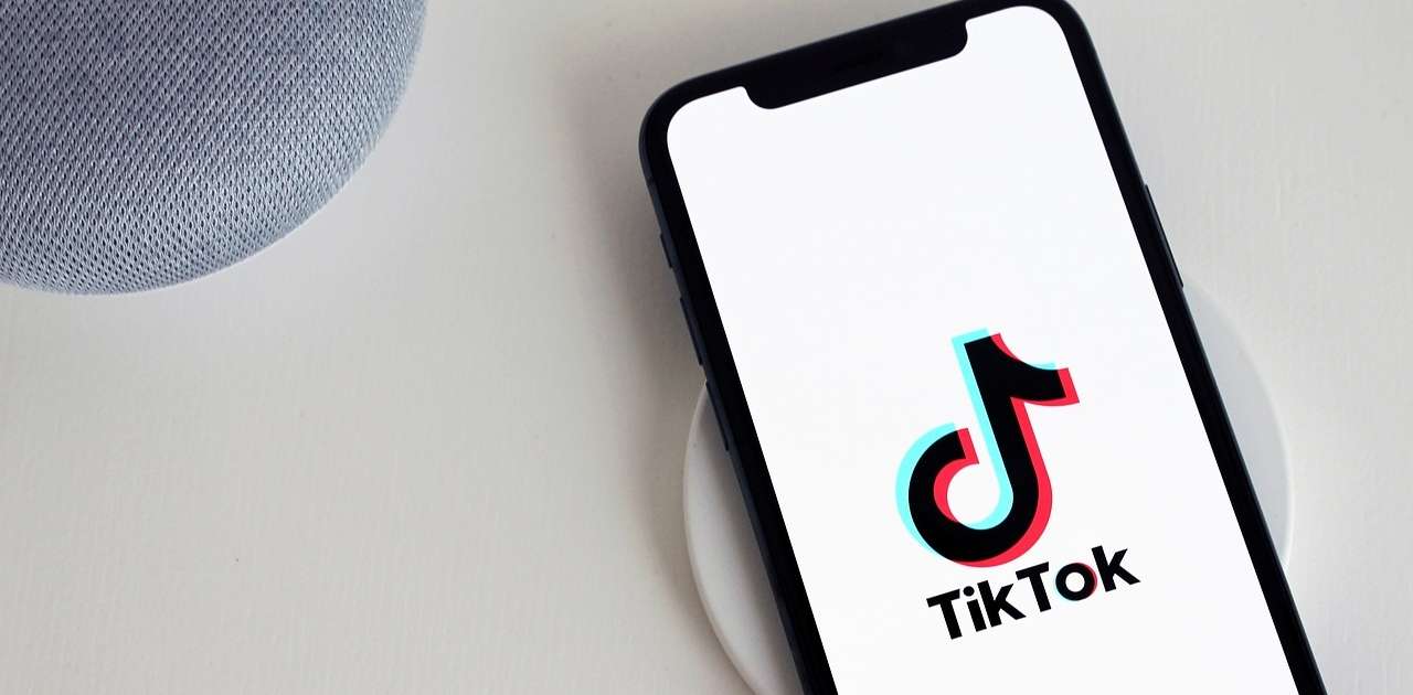 Ein Smartphone mit dem TikTok Symbol