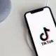 Ein Smartphone mit dem TikTok Symbol