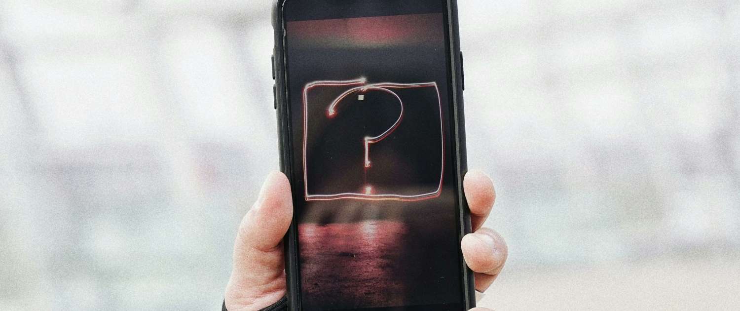 Bild eines Smartphones auf dem ein Handy mit Fragezeichen drauf abgebildet ist.