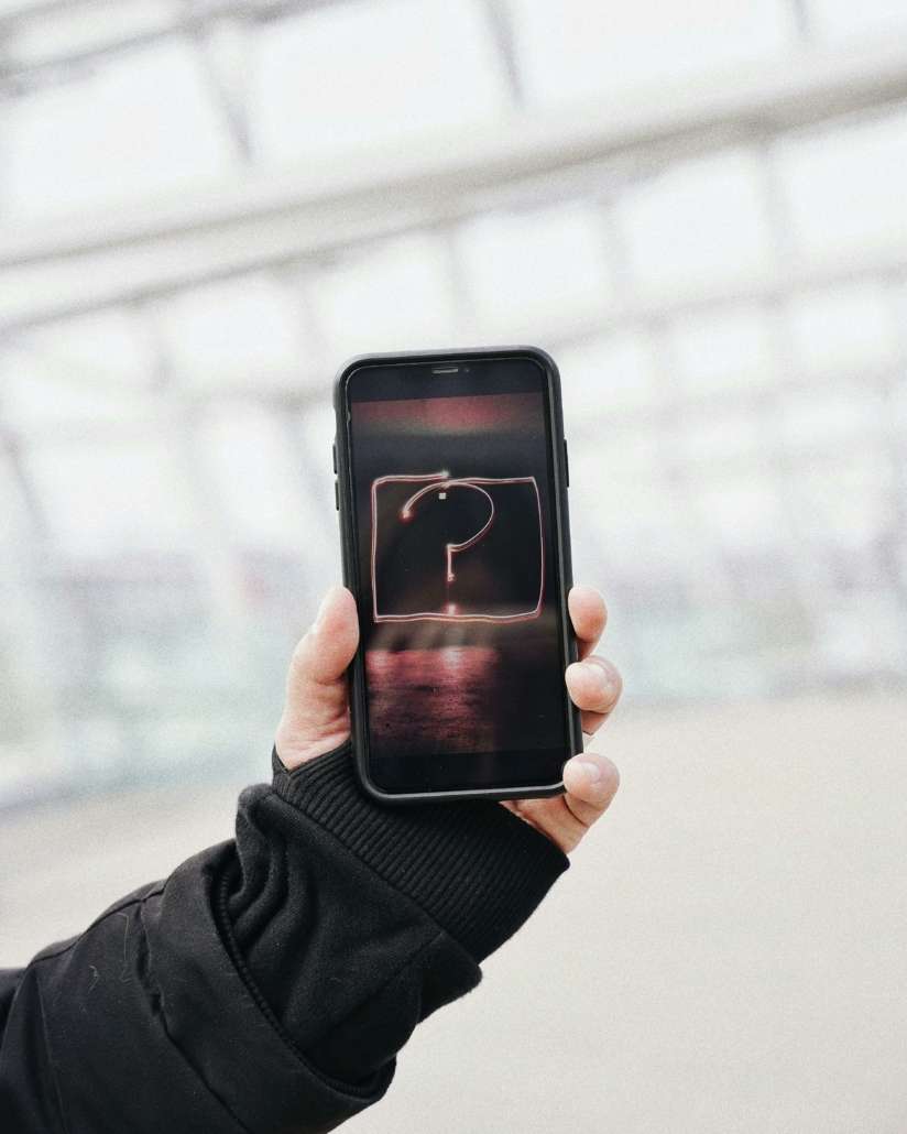 Bild eines Smartphones auf dem ein Handy mit Fragezeichen drauf abgebildet ist.
