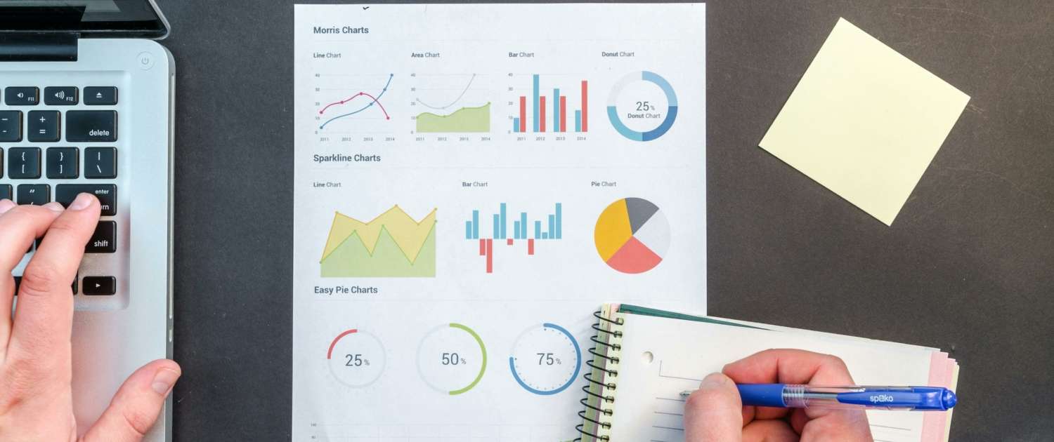 Unterschiedliche Infografiken auf einem Blatt Papier