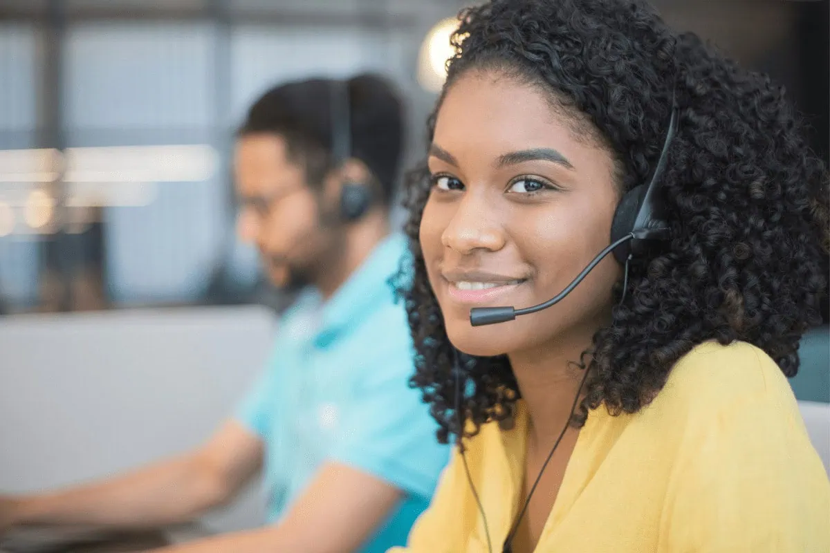 Junge Frau mit Headset im Büro