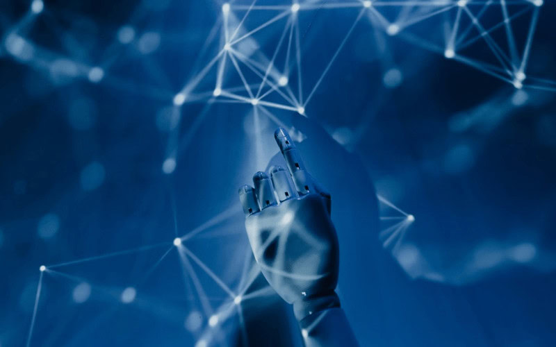 Vorschaubild der Zusatzqualifikation KI für Lehrkräfte: Hand eines Roboters in einem Neuronennetz
