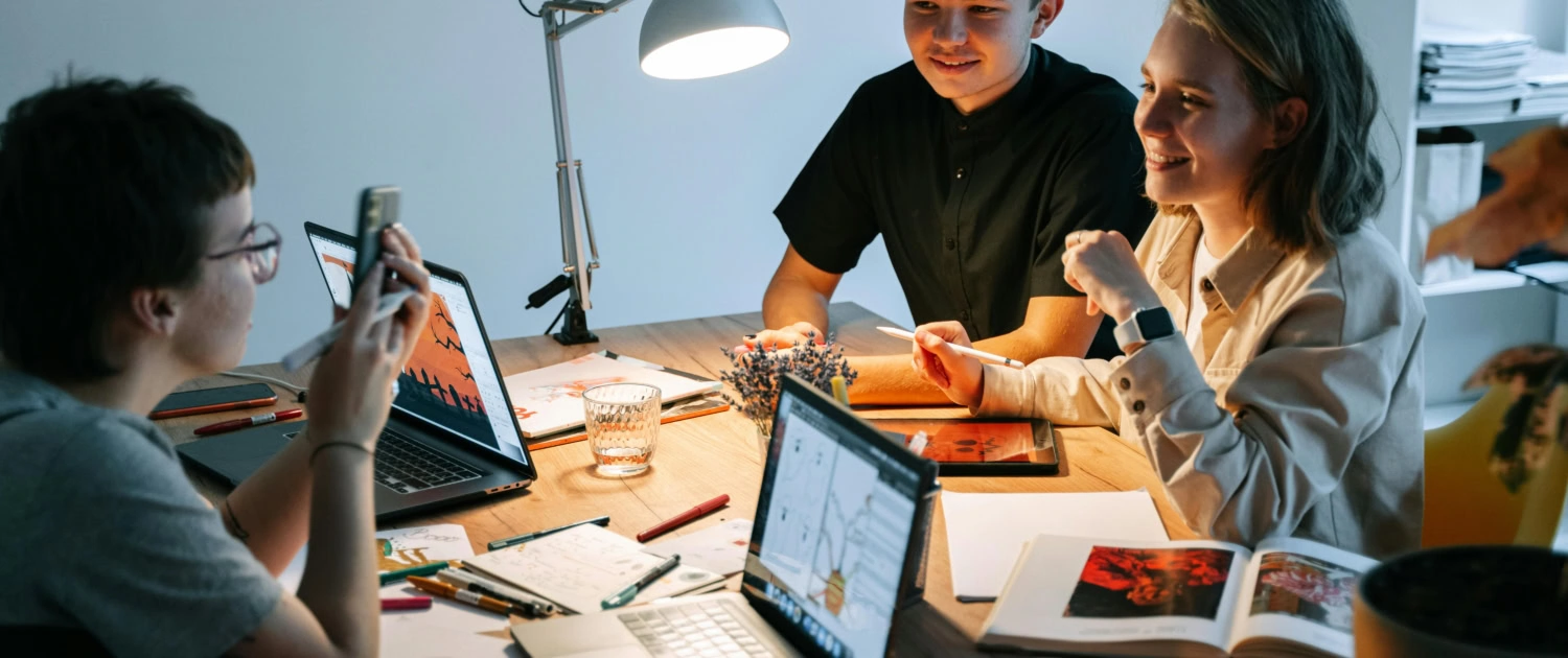 Gruppe mit Berufsschülern, die sich zu Beginn eines neues Schuljahres kennen lernen