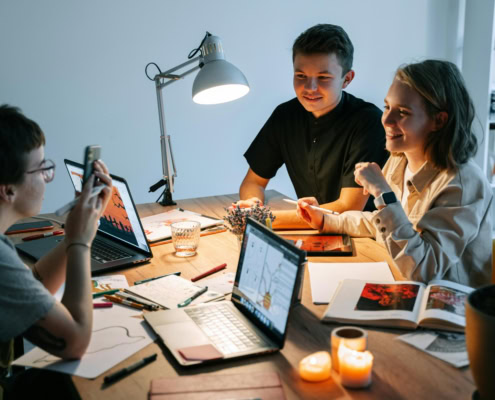 Gruppe mit Berufsschülern, die sich zu Beginn eines neues Schuljahres kennen lernen