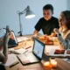 Gruppe mit Berufsschülern, die sich zu Beginn eines neues Schuljahres kennen lernen