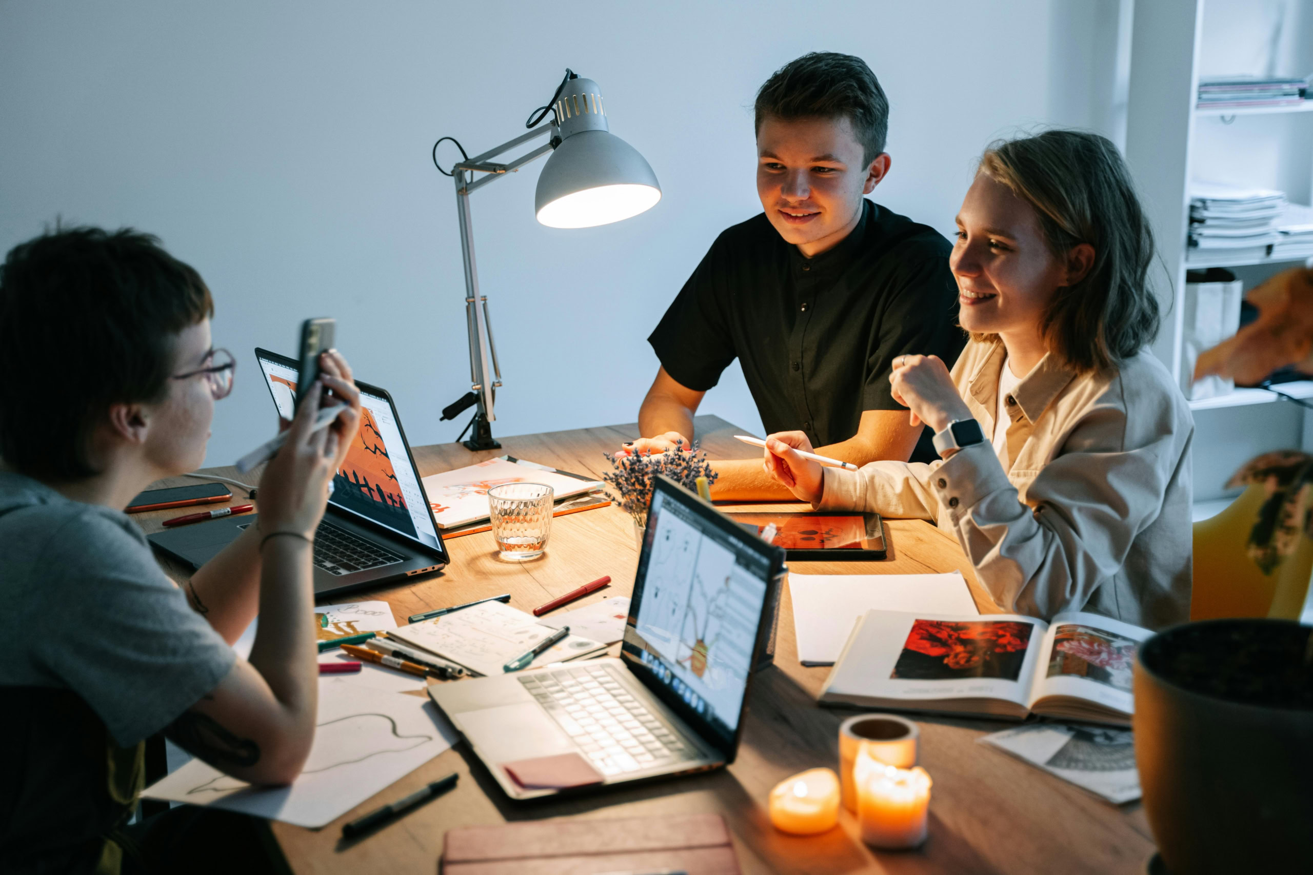 Gruppe mit Berufsschülern, die sich zu Beginn eines neues Schuljahres kennen lernen